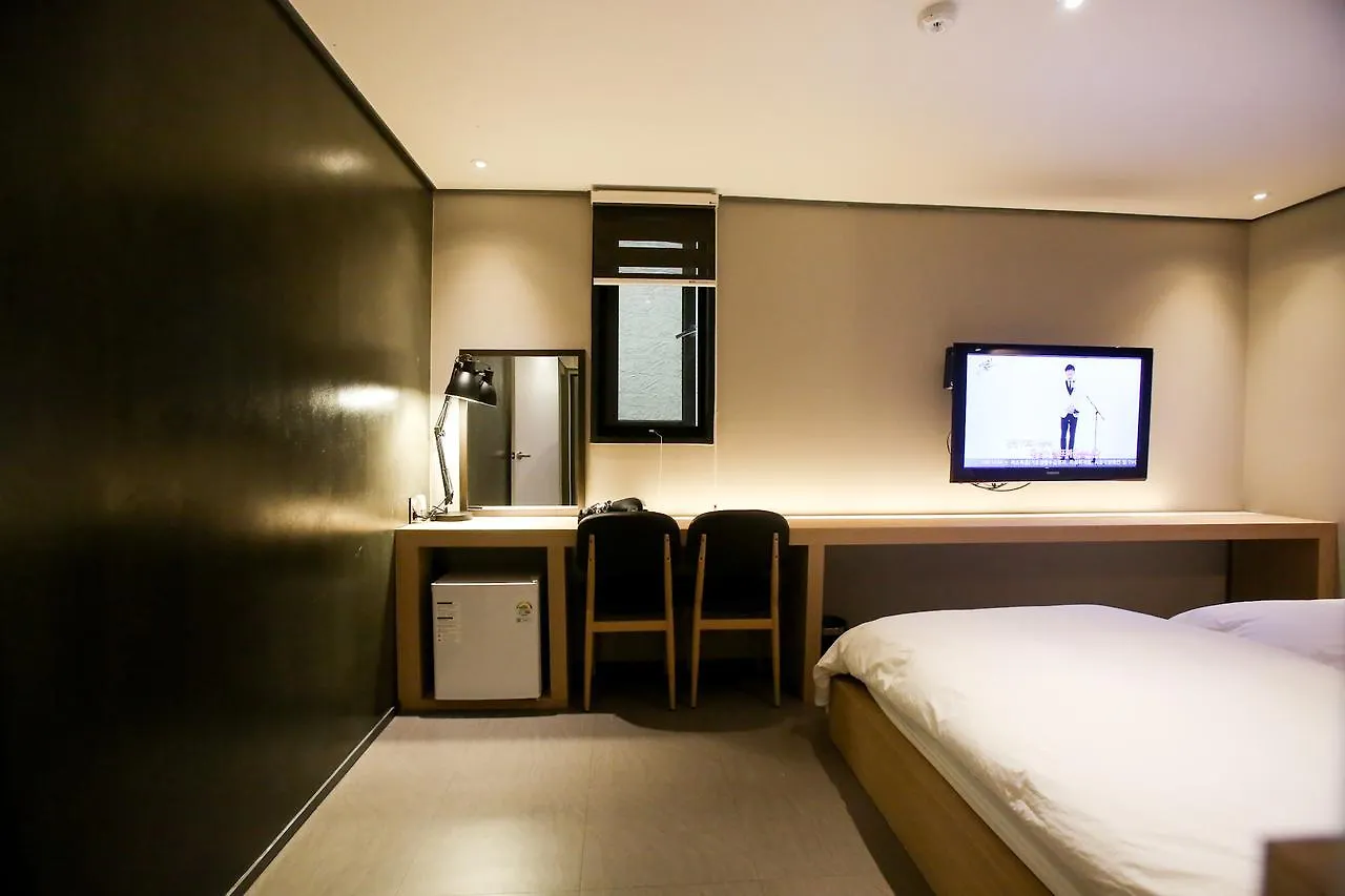 Happy Day Hotel ג'גו